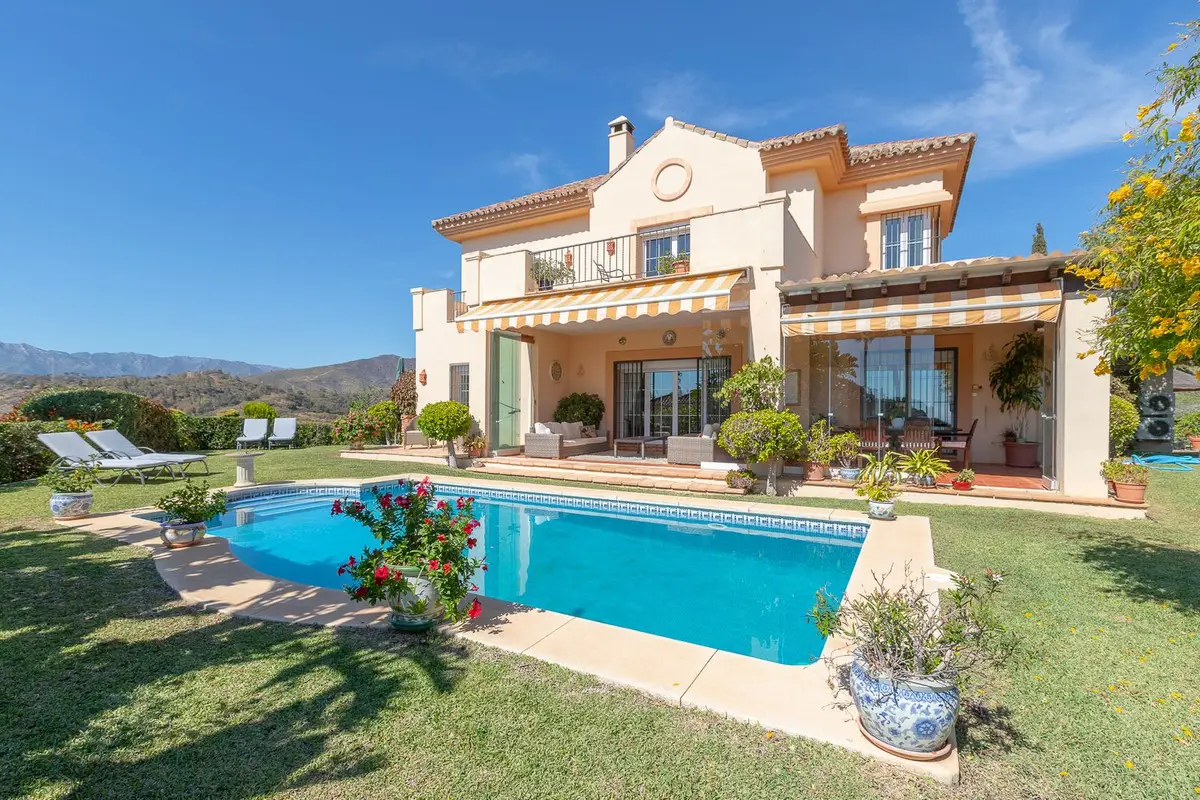 Detached Villa for sale in Elviria — photo 1
