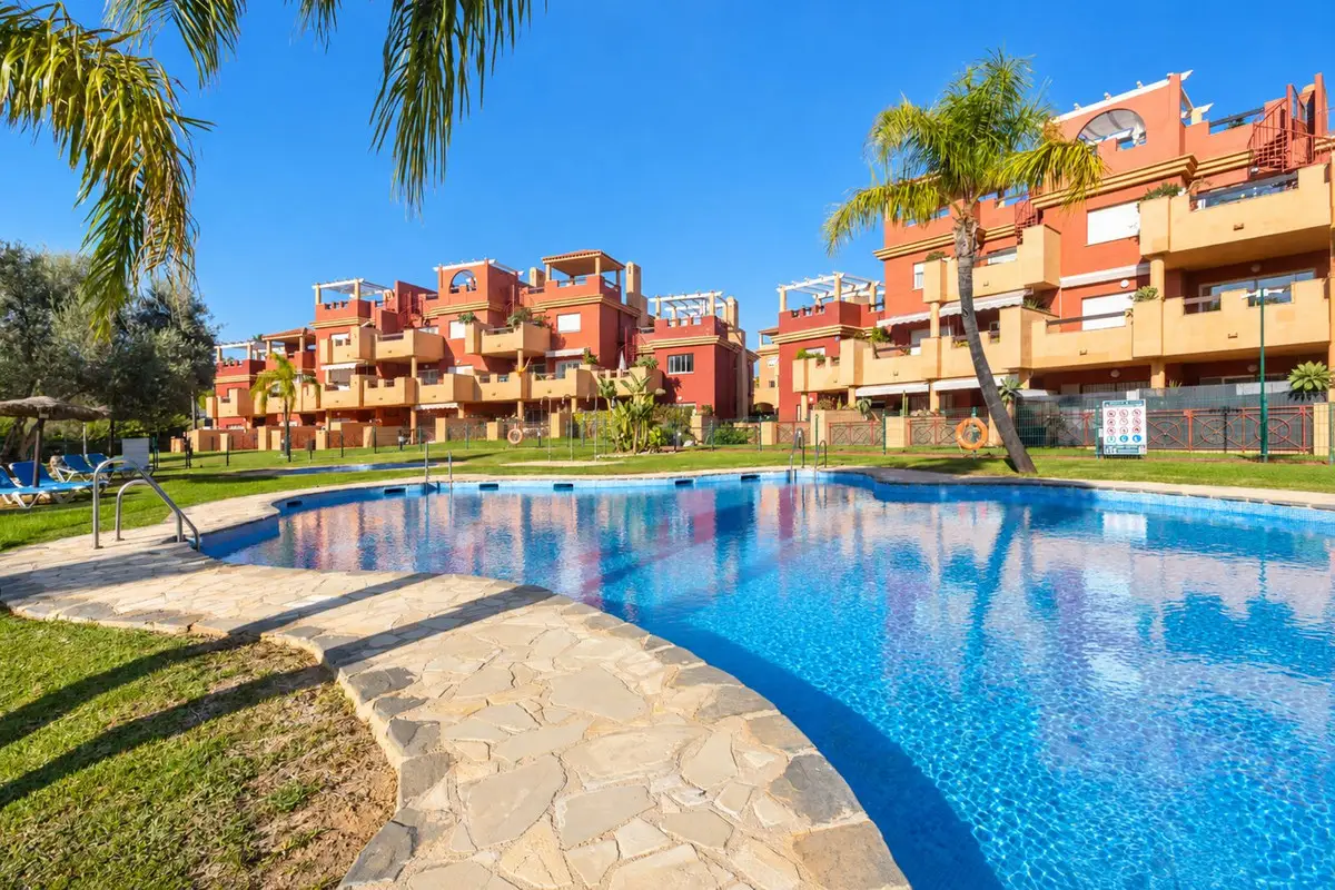 Middle Floor Apartment for sale in Elviria — photo 1