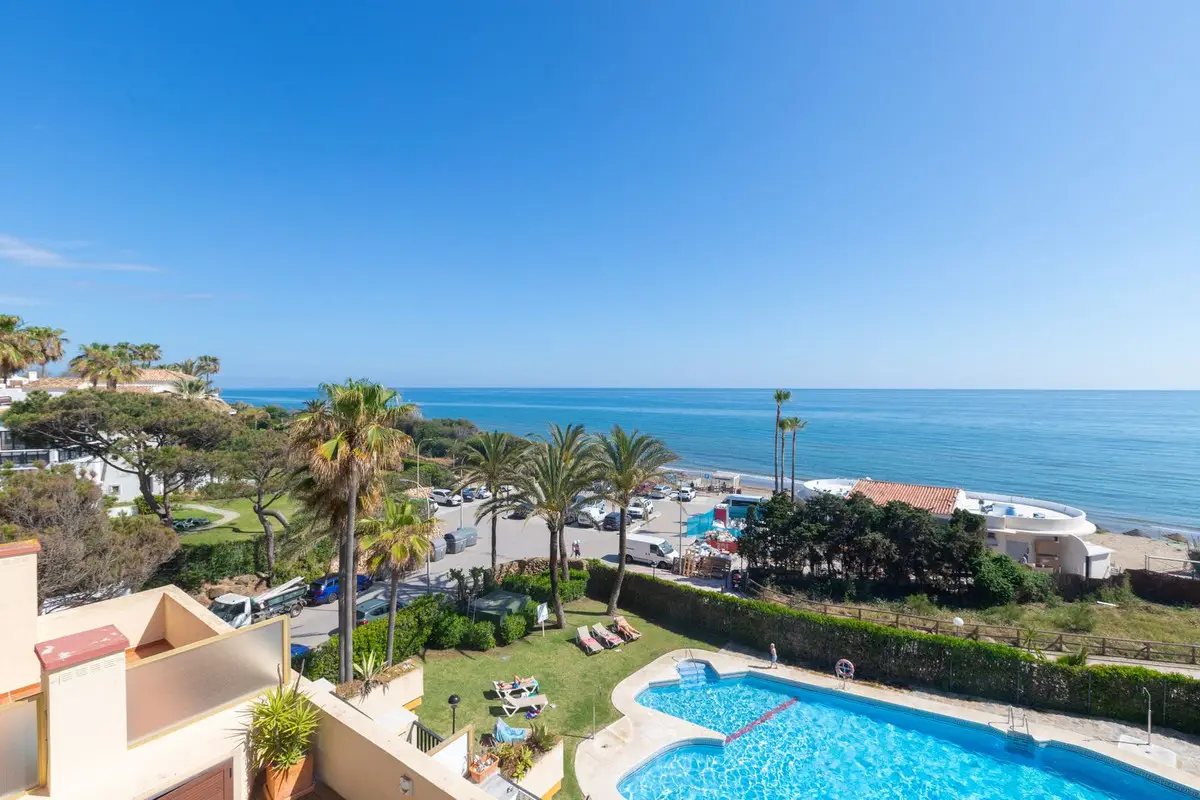 Penthouse for sale in Elviria — photo 1