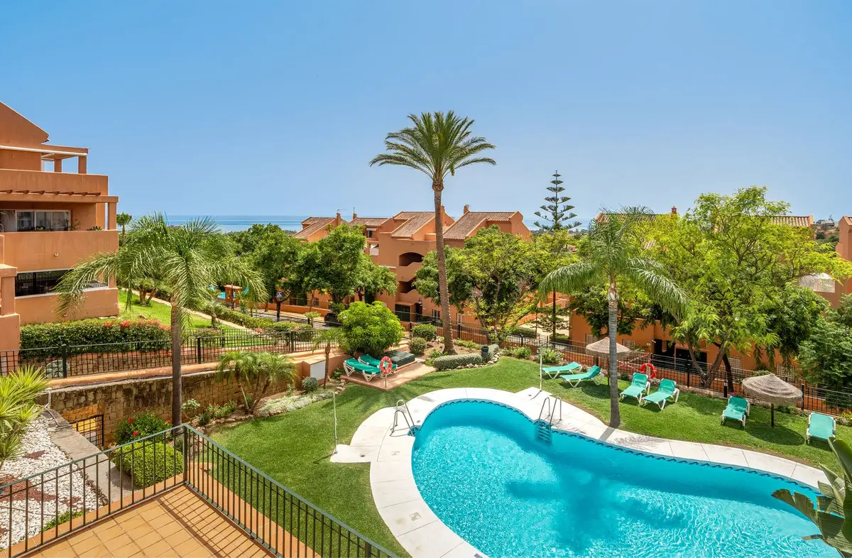 Middle Floor Apartment for sale in Elviria — photo 1