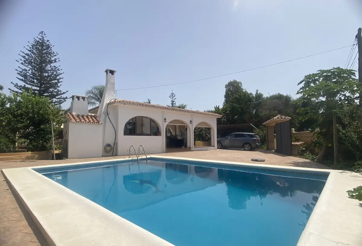 Detached Villa for sale in Elviria — photo 1