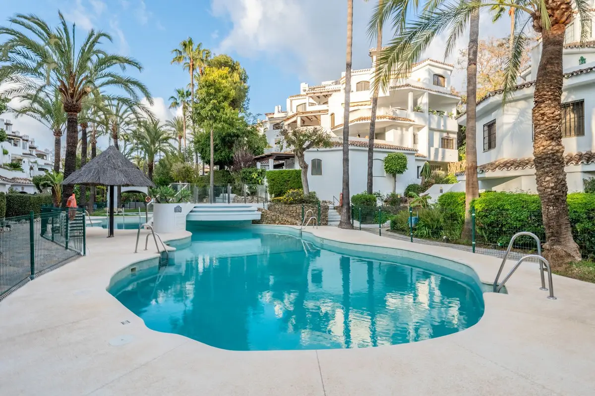Penthouse for sale in Elviria — photo 1
