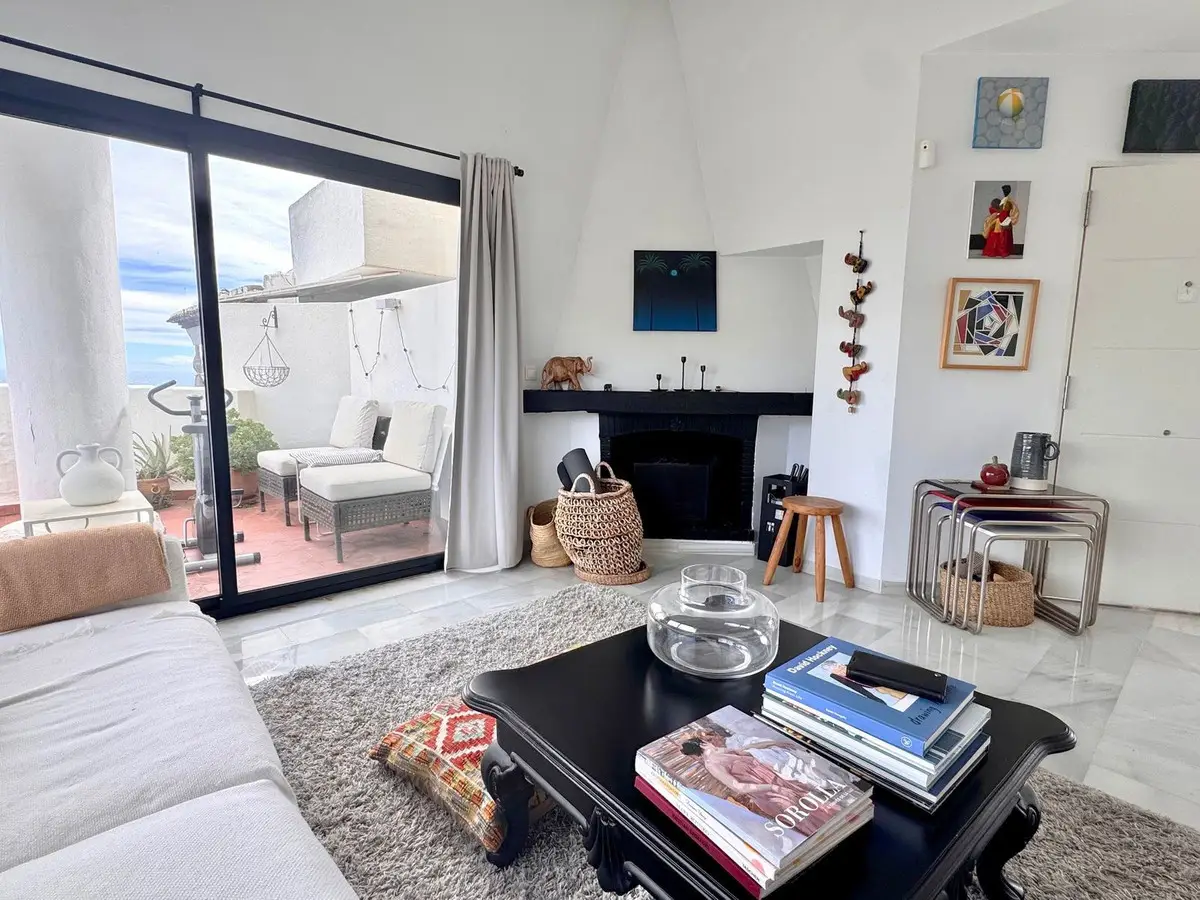 Top Floor Apartment for sale in Calahonda — photo 1