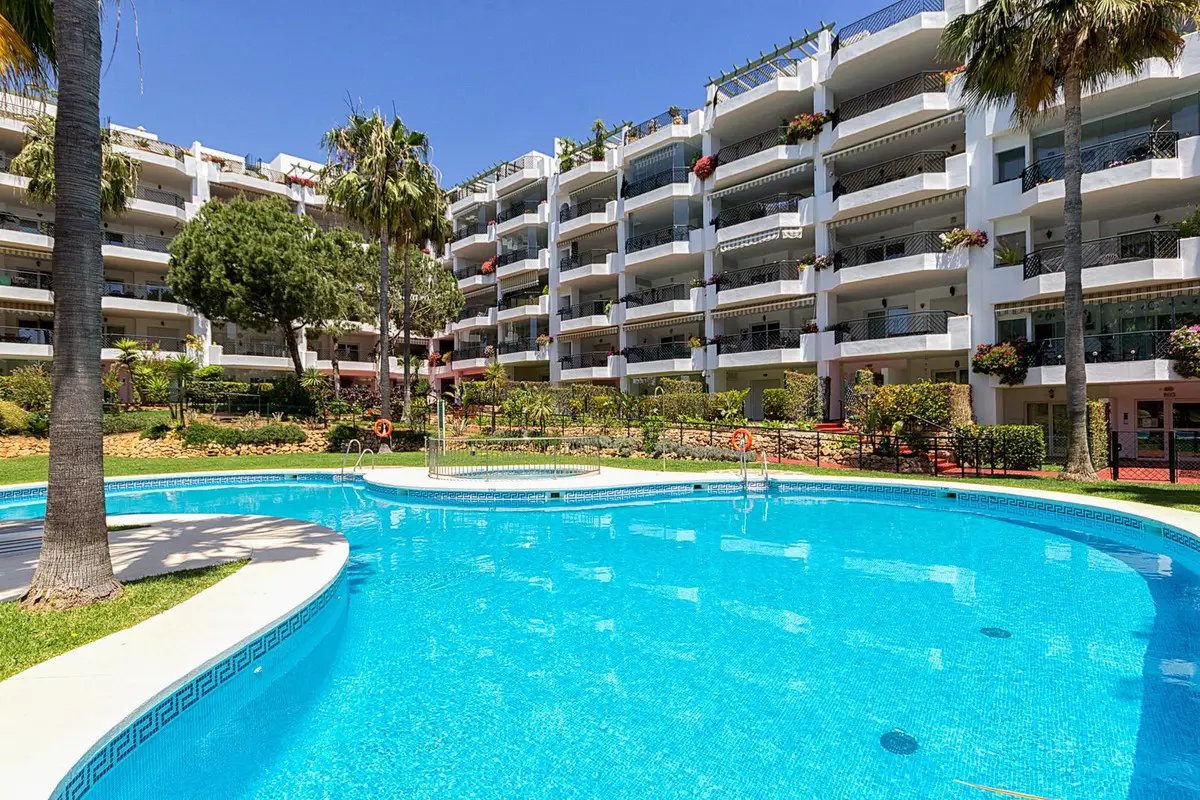 Middle Floor Apartment for sale in Calahonda — photo 1