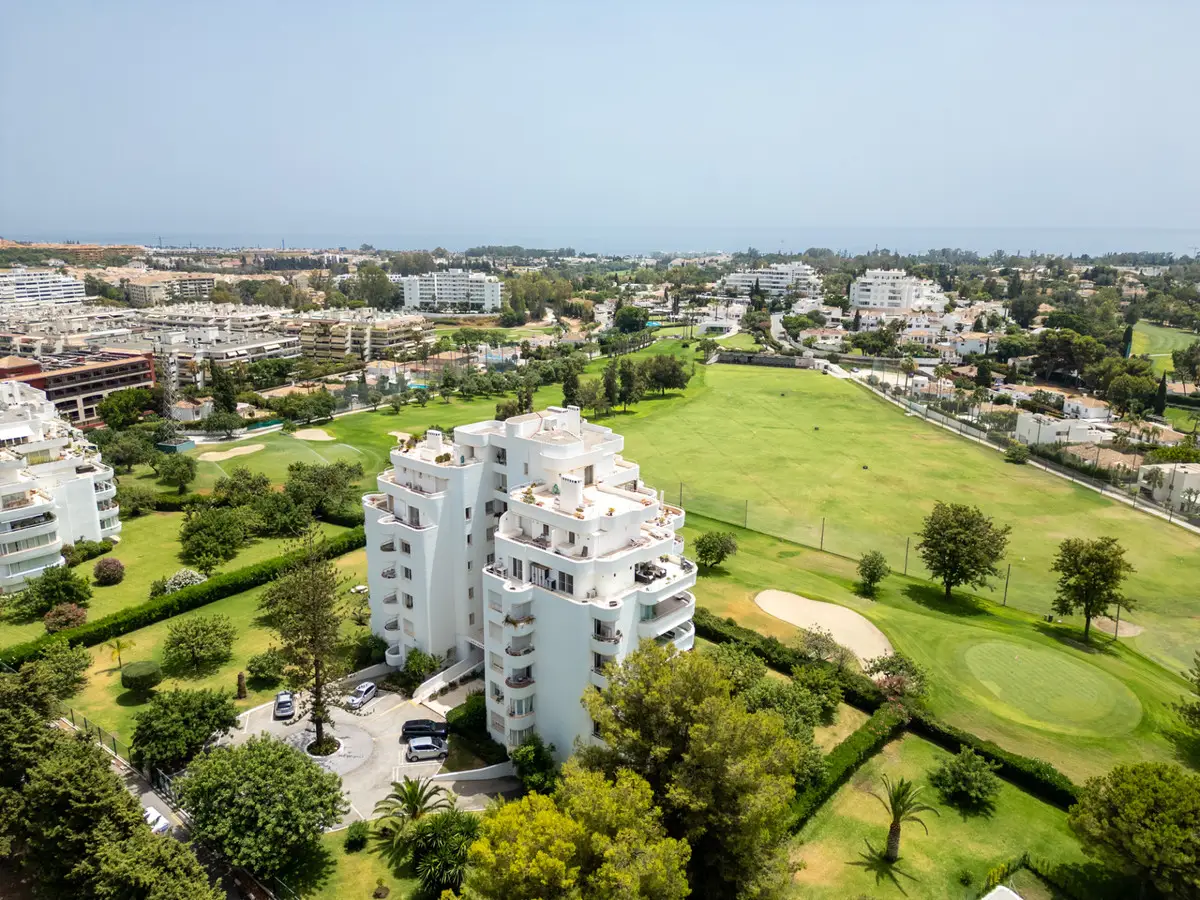 Middle Floor Apartment for sale in Guadalmina Alta — photo 1