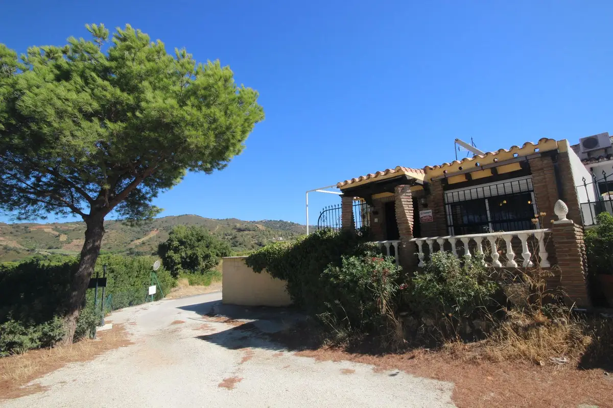 Semi-Detached House for sale in Elviria — photo 1