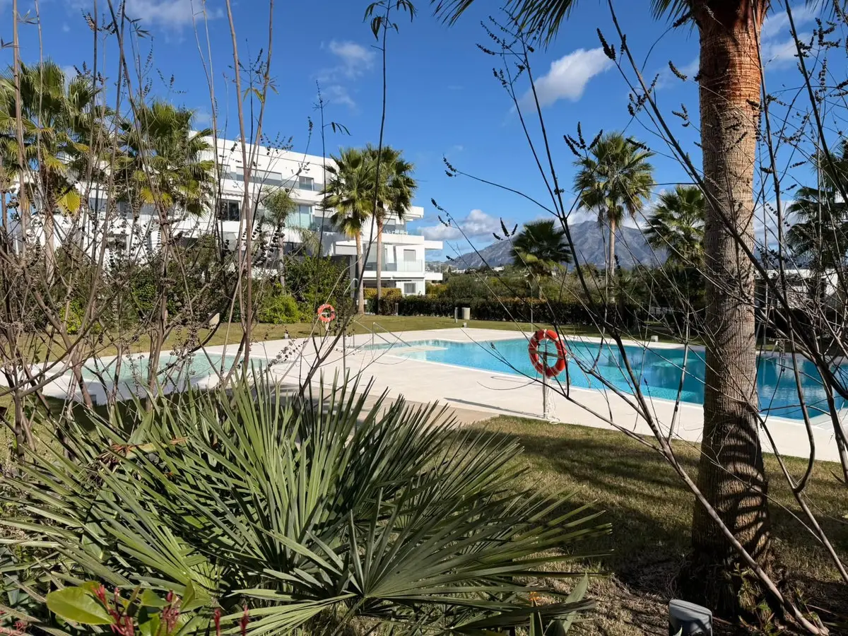 Middle Floor Apartment for sale in Estepona — photo 1