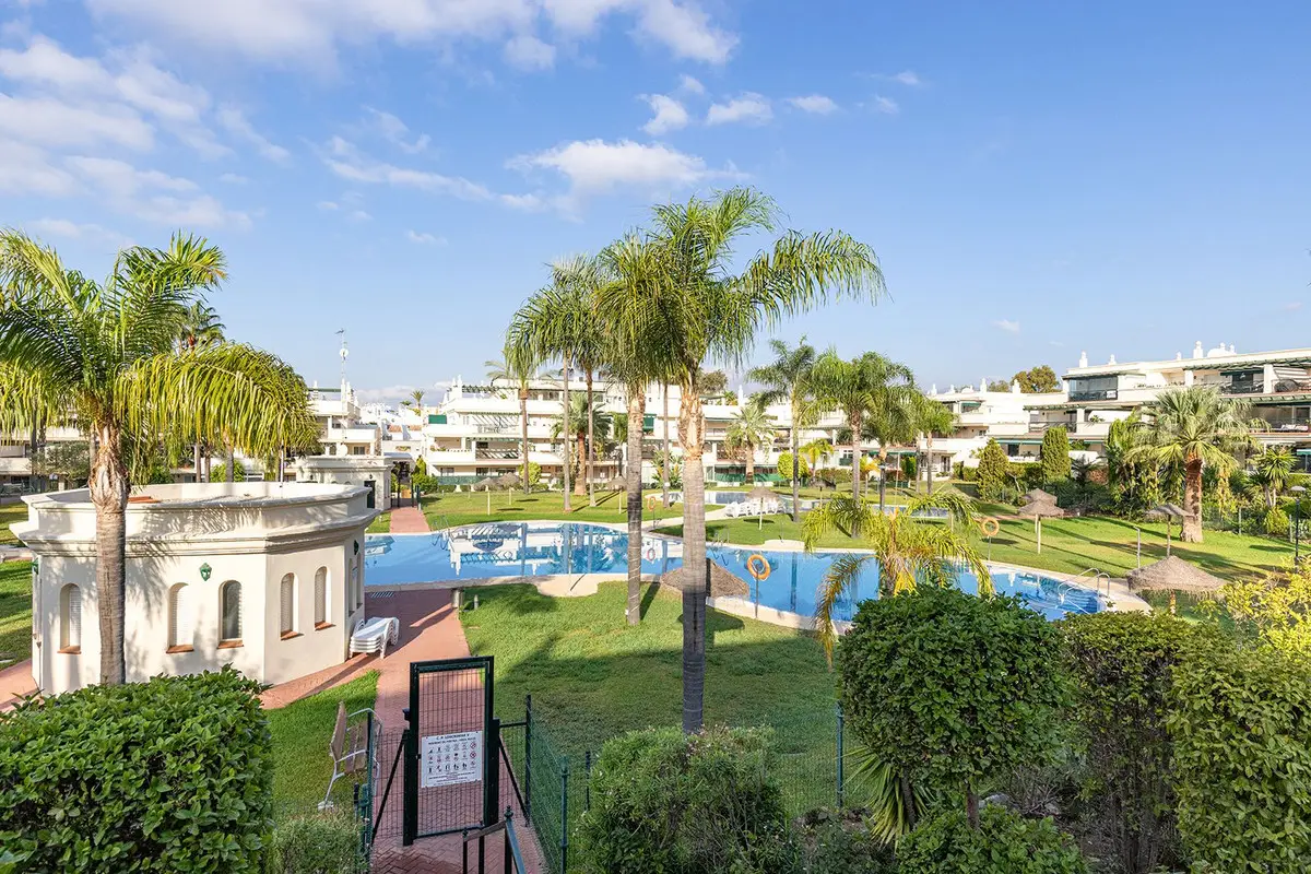 Middle Floor Apartment for sale in Nueva Andalucía — photo 1