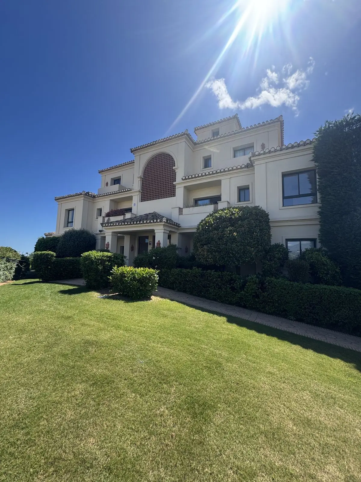Middle Floor Apartment for sale in Benahavís — photo 1