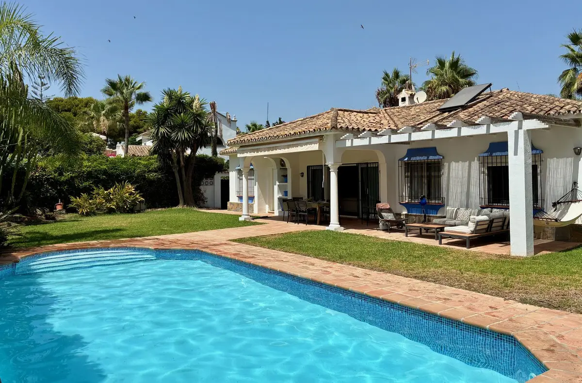 Detached Villa for sale in Estepona — photo 1