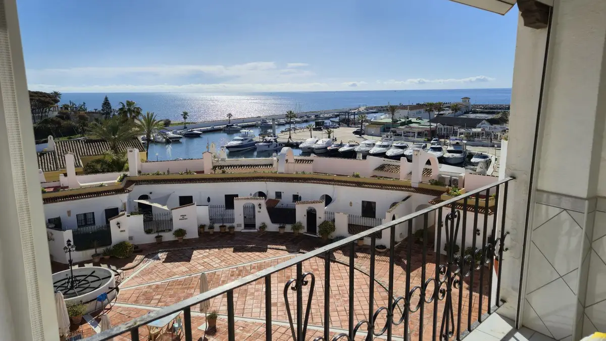Top Floor Apartment for sale in Puerto de Cabopino — photo 1