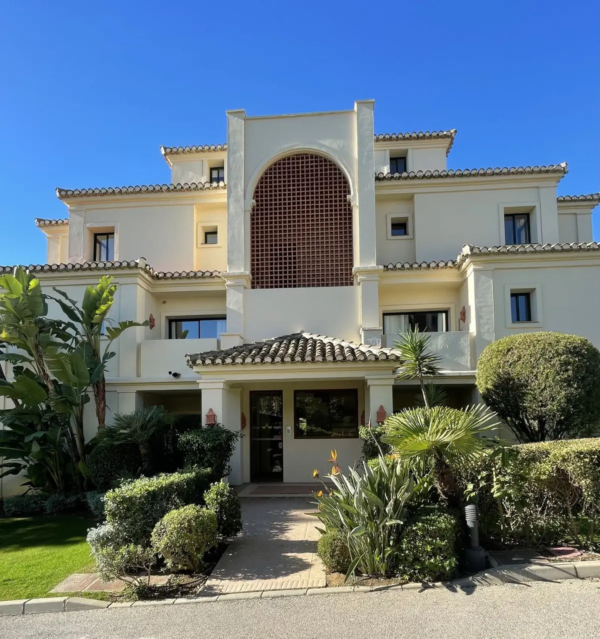Ground Floor Apartment for sale in Benahavís — photo 1