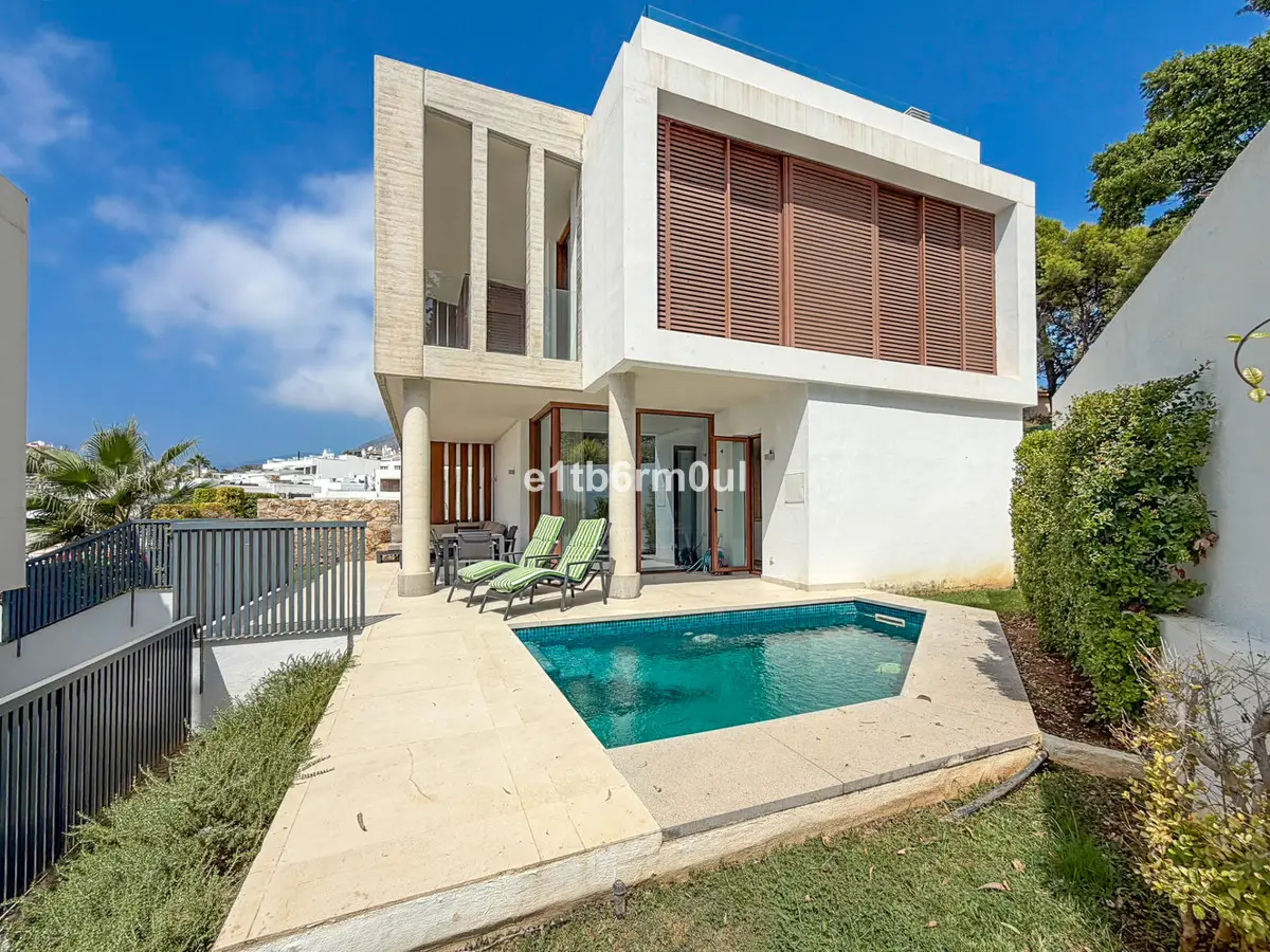 Semi-Detached House for sale in The Golden Mile — photo 1