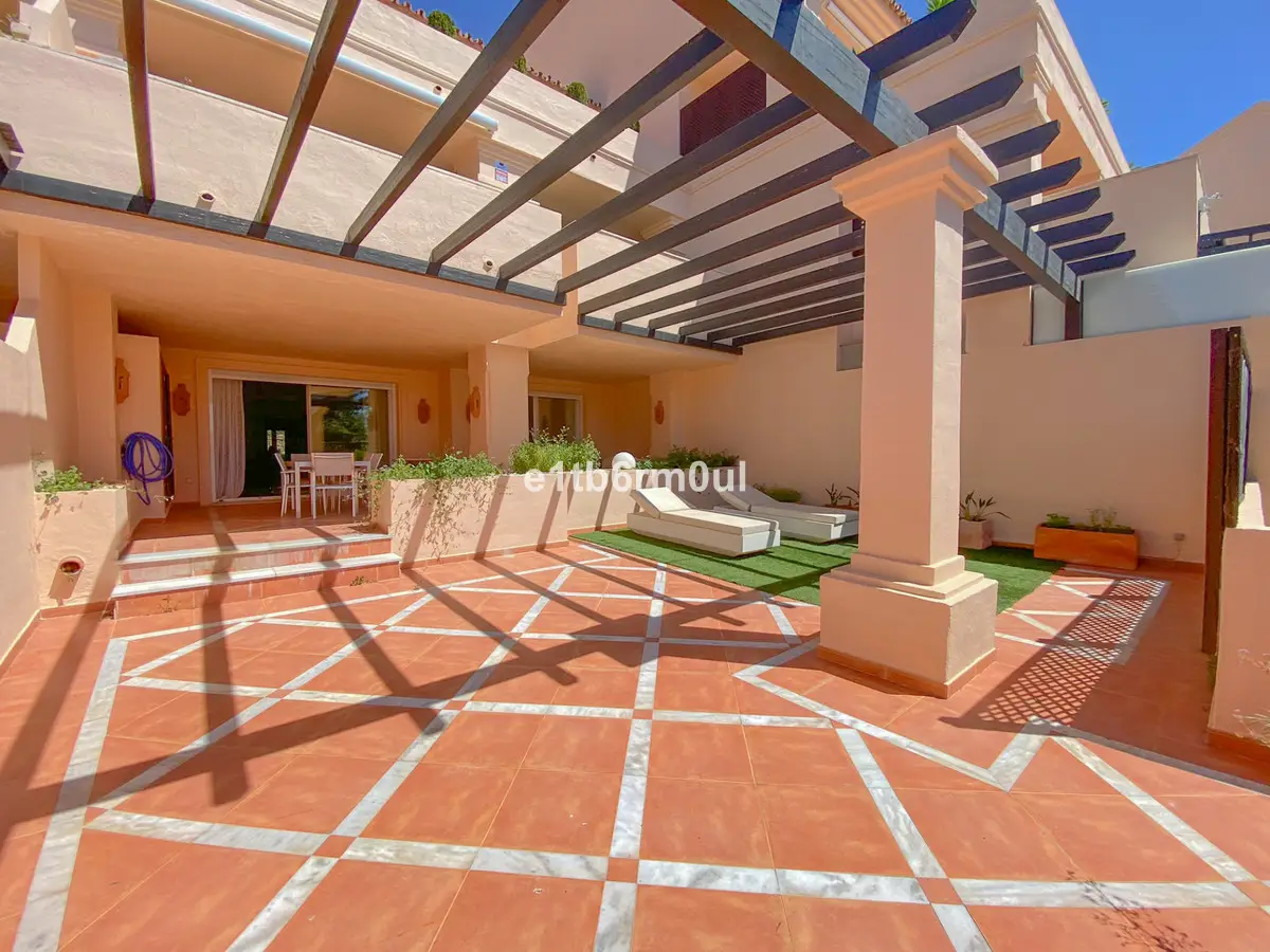 Ground Floor Apartment for sale in Nueva Andalucía — photo 1