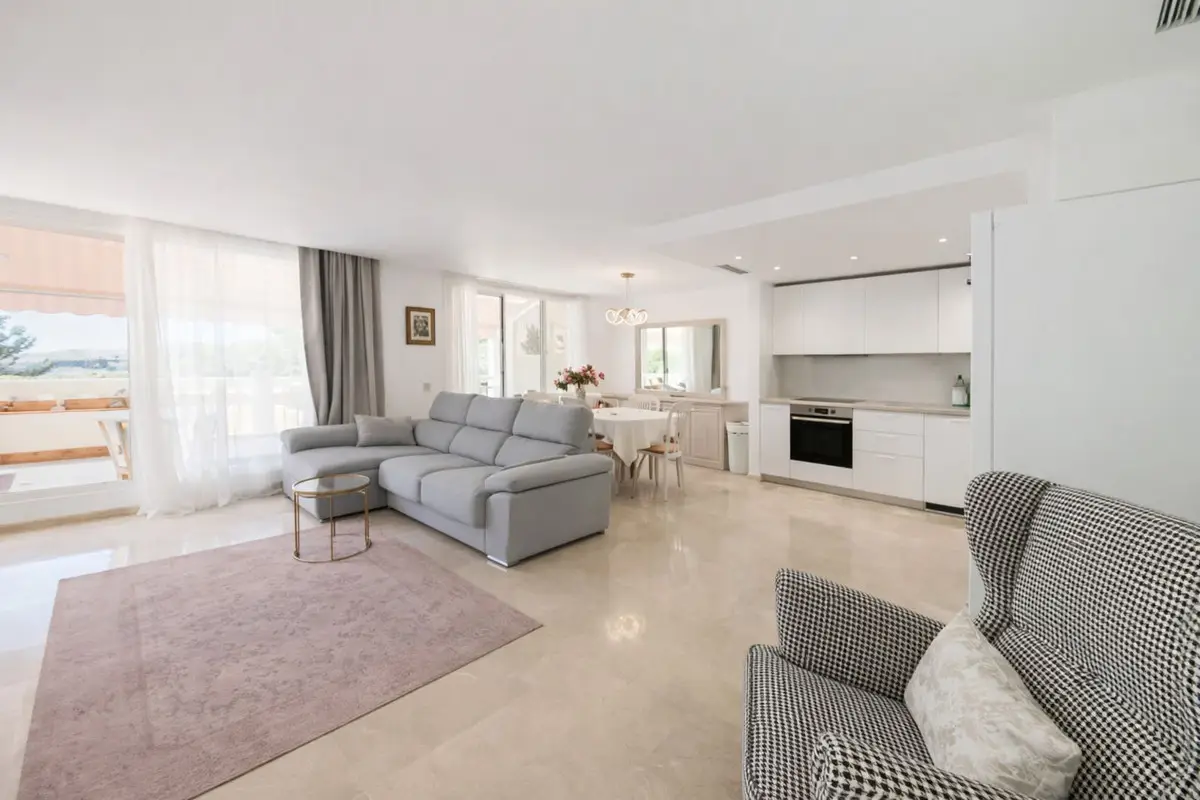 Ground Floor Apartment for sale in Benahavís — photo 1