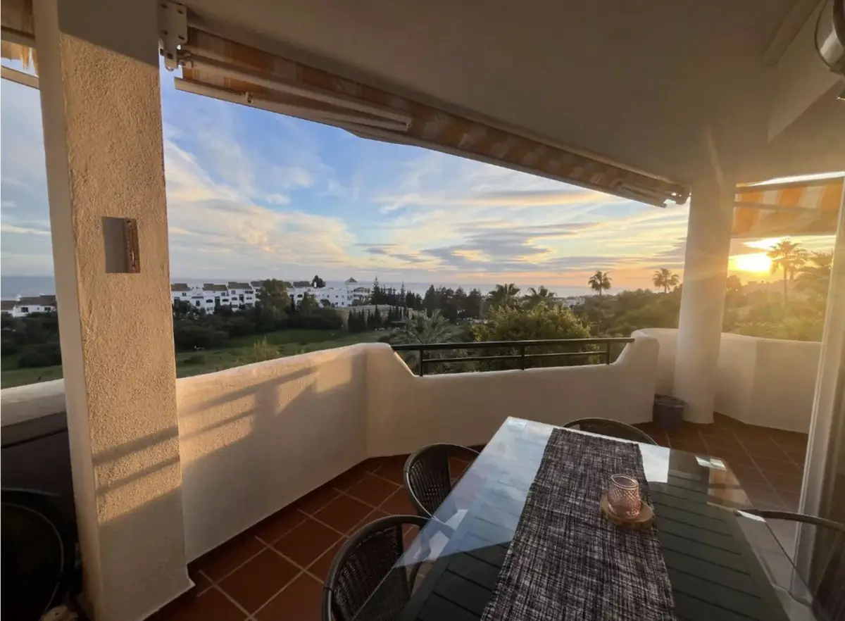 Middle Floor Apartment for sale in Calahonda — photo 1