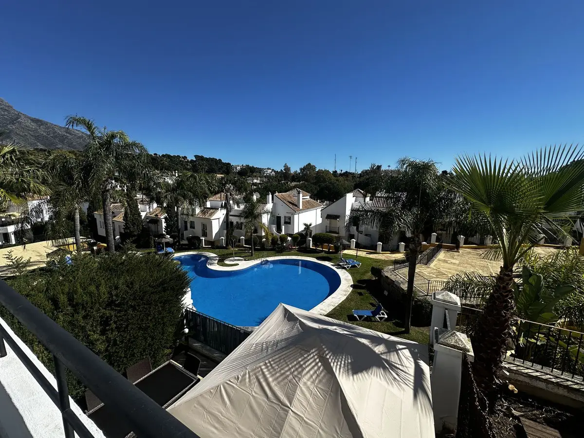 Middle Floor Apartment for sale in Nueva Andalucía — photo 1