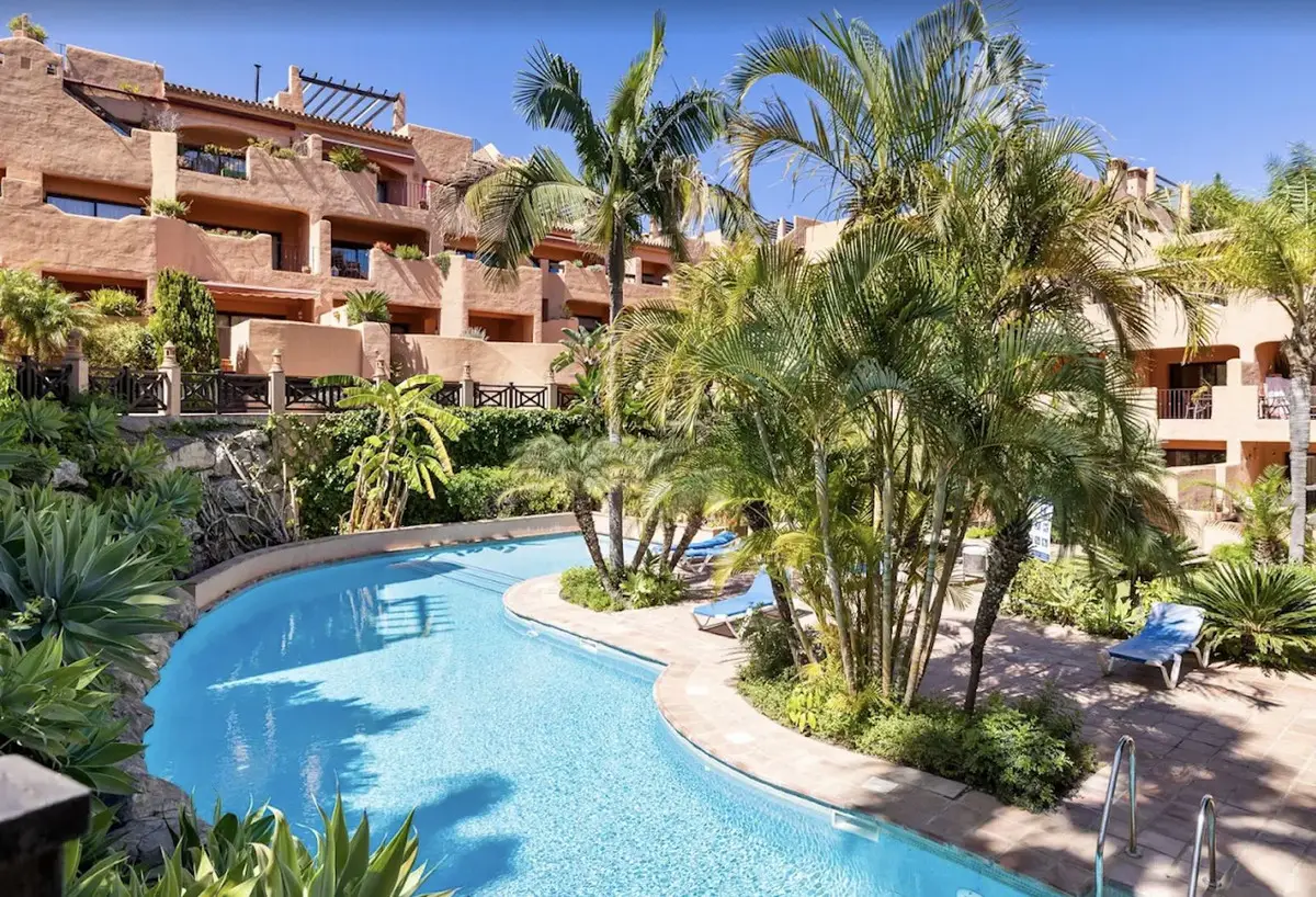Middle Floor Apartment for sale in Benahavís — photo 1