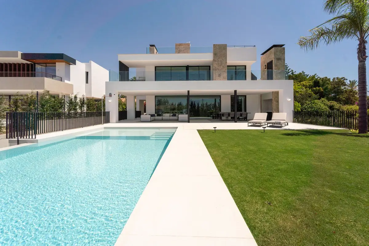Detached Villa for sale in Nueva Andalucía — photo 1