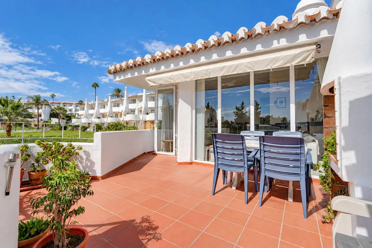 Top Floor Apartment for sale in Calahonda — photo 1