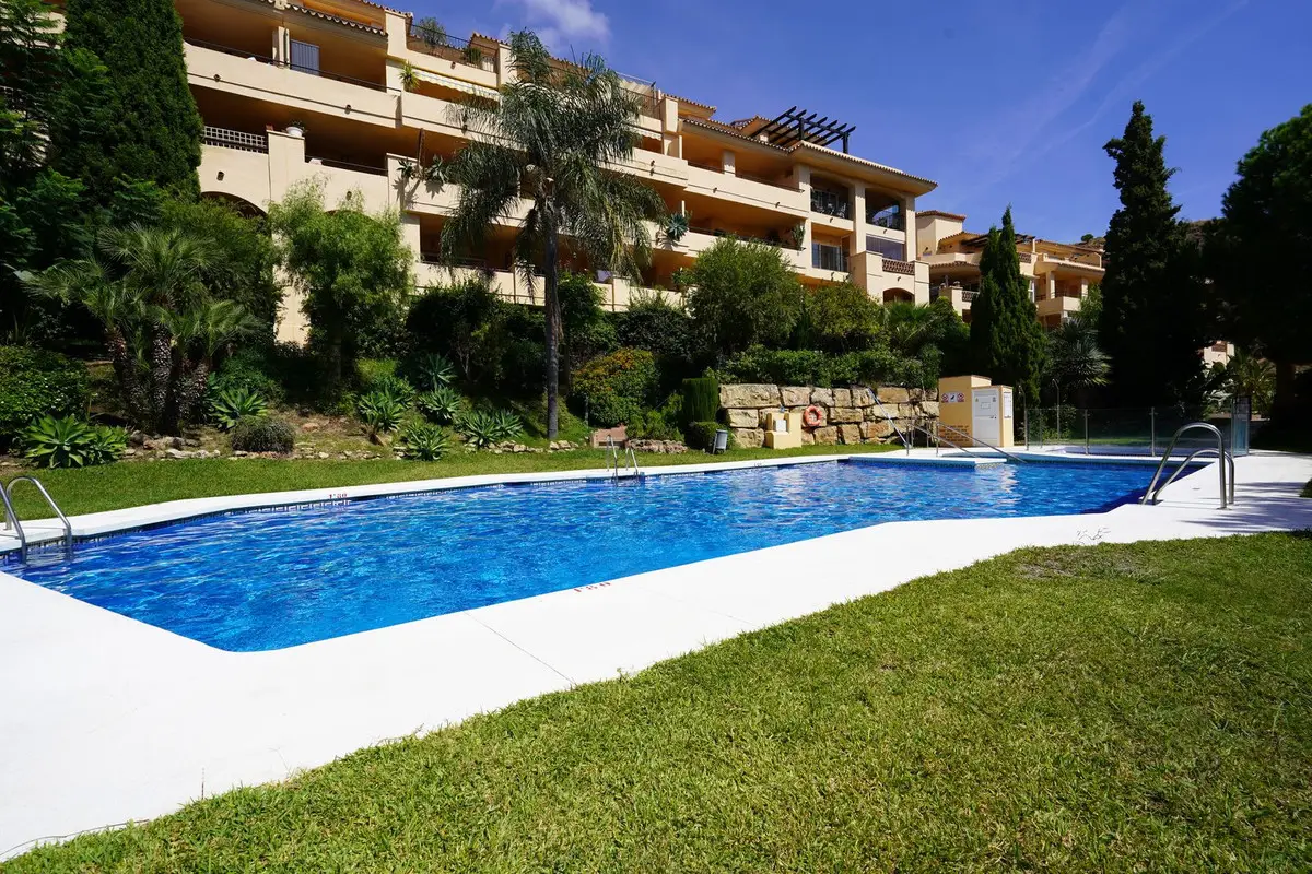Middle Floor Apartment for sale in Calahonda — photo 1