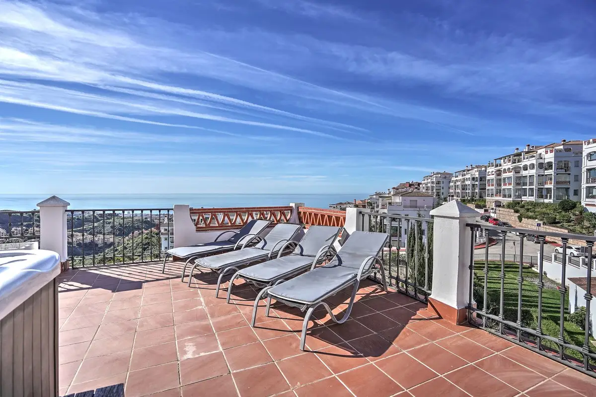 Penthouse for sale in Calahonda — photo 1