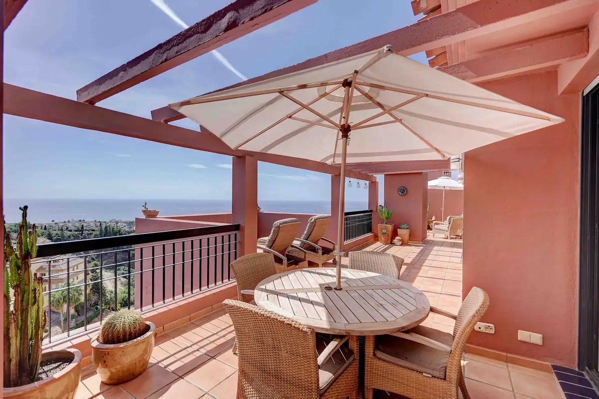 Penthouse for sale in Calahonda — photo 1