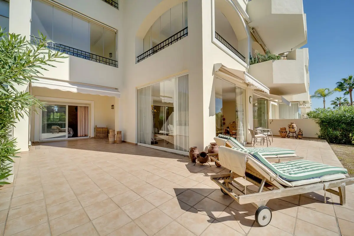 Ground Floor Apartment for sale in Elviria — photo 1