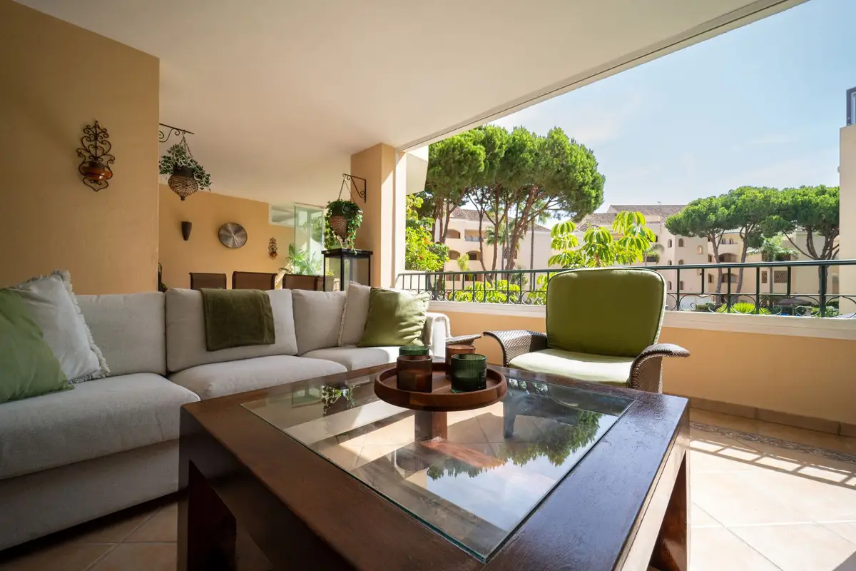 Middle Floor Apartment for sale in Elviria — photo 1