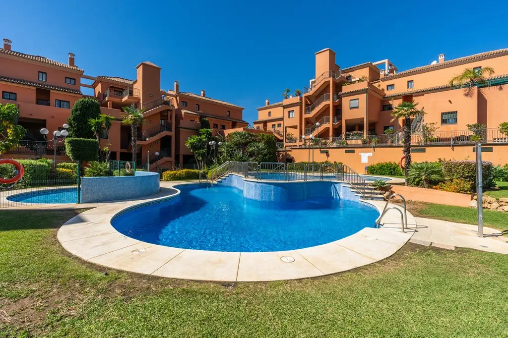 Middle Floor Apartment for sale in Elviria — photo 1