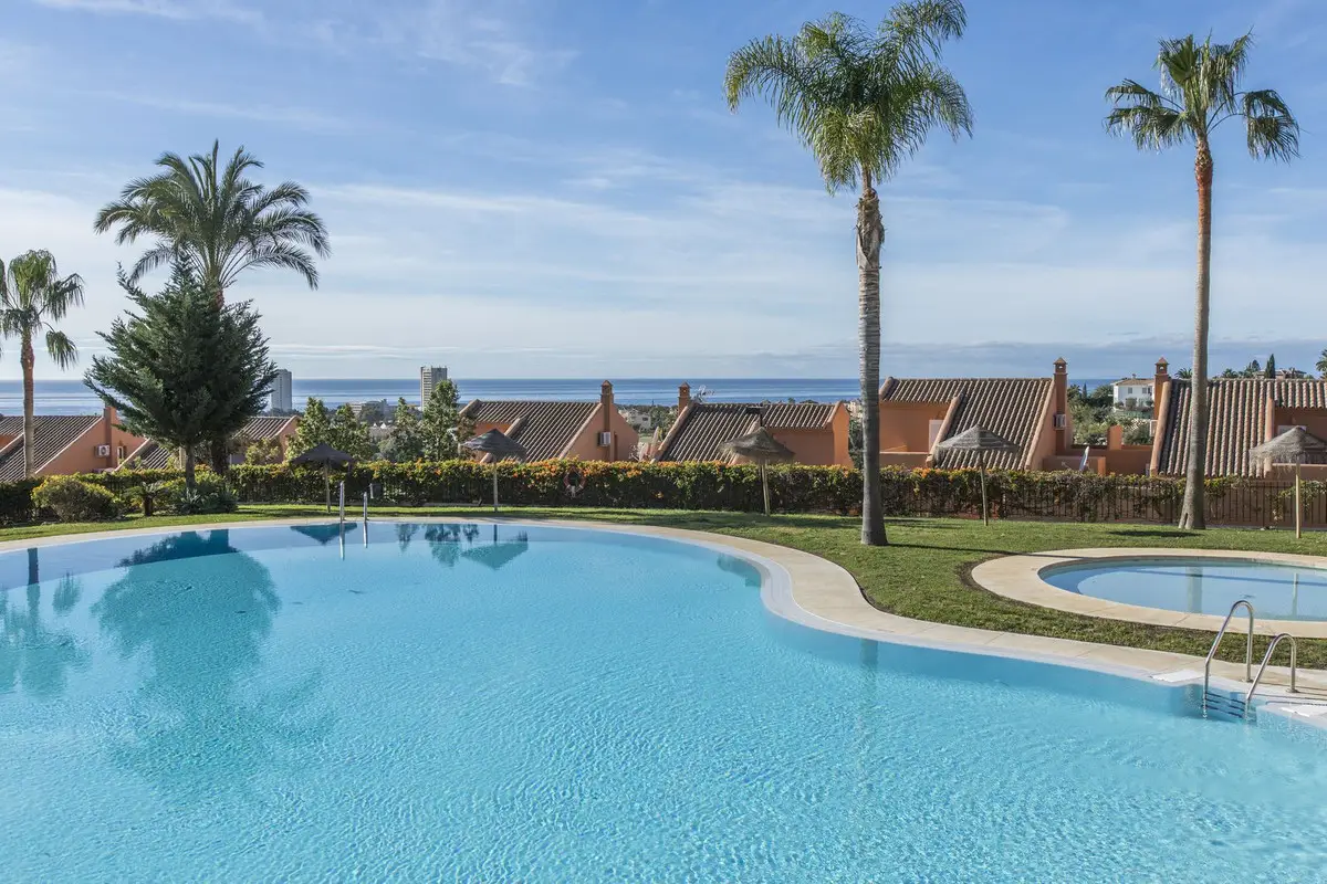Middle Floor Apartment for sale in Elviria — photo 1