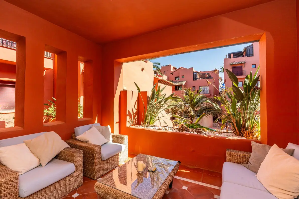 Middle Floor Apartment for sale in Elviria — photo 1