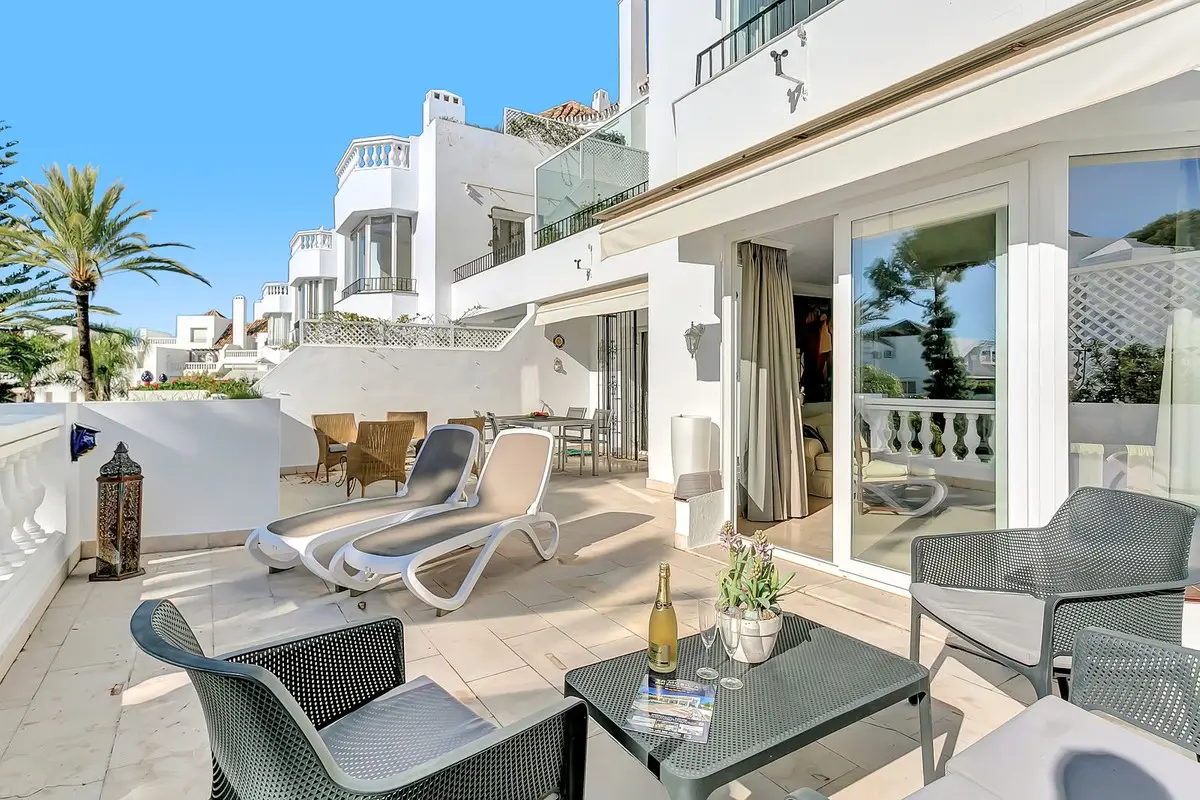 Middle Floor Apartment for sale in Elviria — photo 1