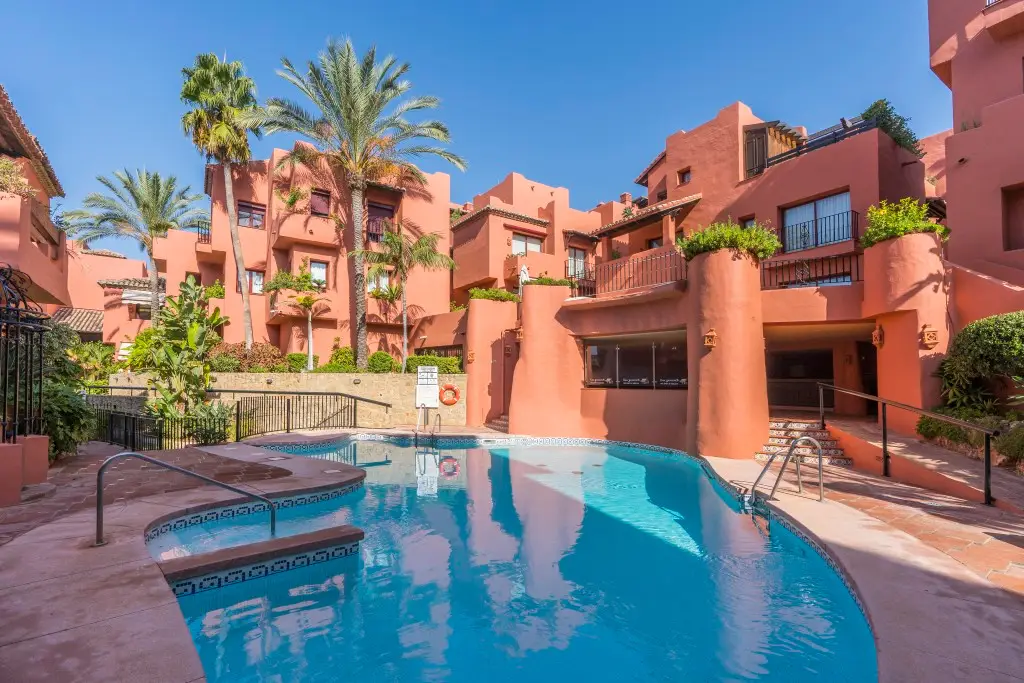 Middle Floor Apartment for sale in Elviria — photo 1