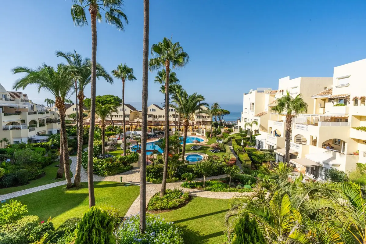 Ground Floor Apartment for sale in Elviria — photo 1