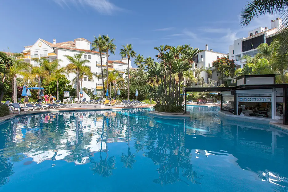 Middle Floor Apartment for sale in Elviria — photo 1