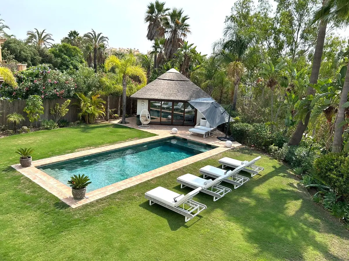 Detached Villa for sale in Estepona — photo 1
