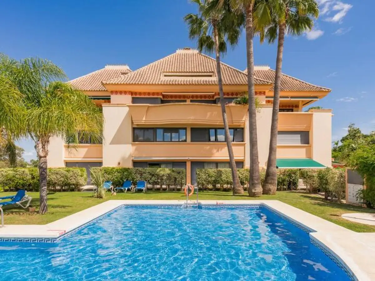 Middle Floor Apartment for sale in Nueva Andalucía — photo 1