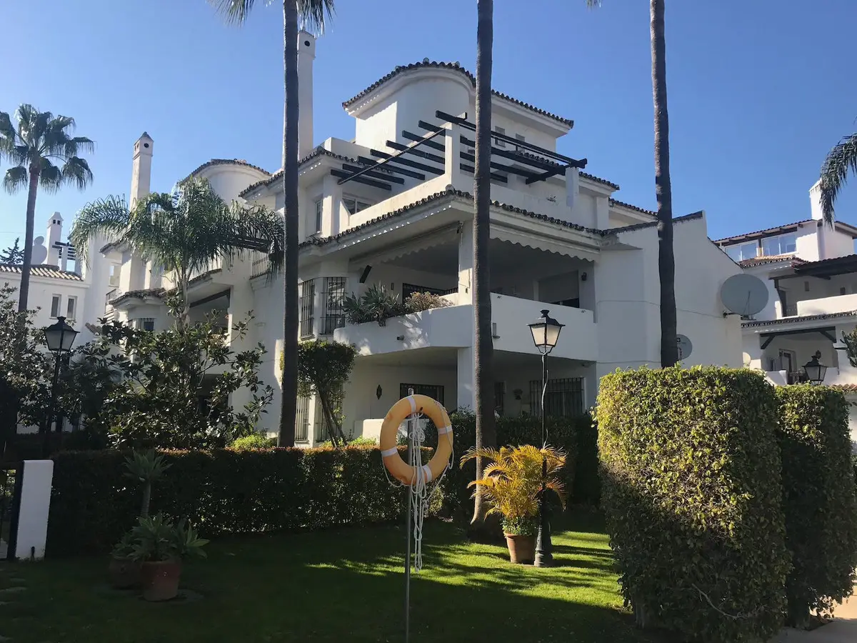 Middle Floor Apartment for sale in Nueva Andalucía — photo 1