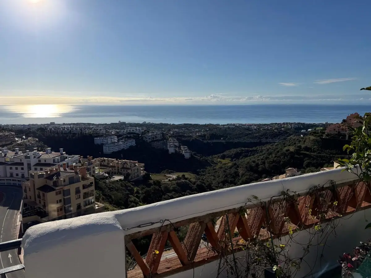 Penthouse for sale in Calahonda — photo 1