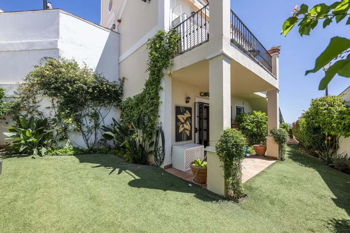 Townhouse for sale in Benahavís — photo 1