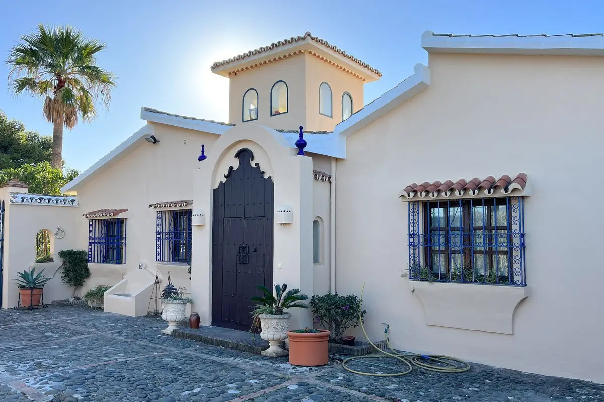 Detached Villa for sale in Estepona — photo 1
