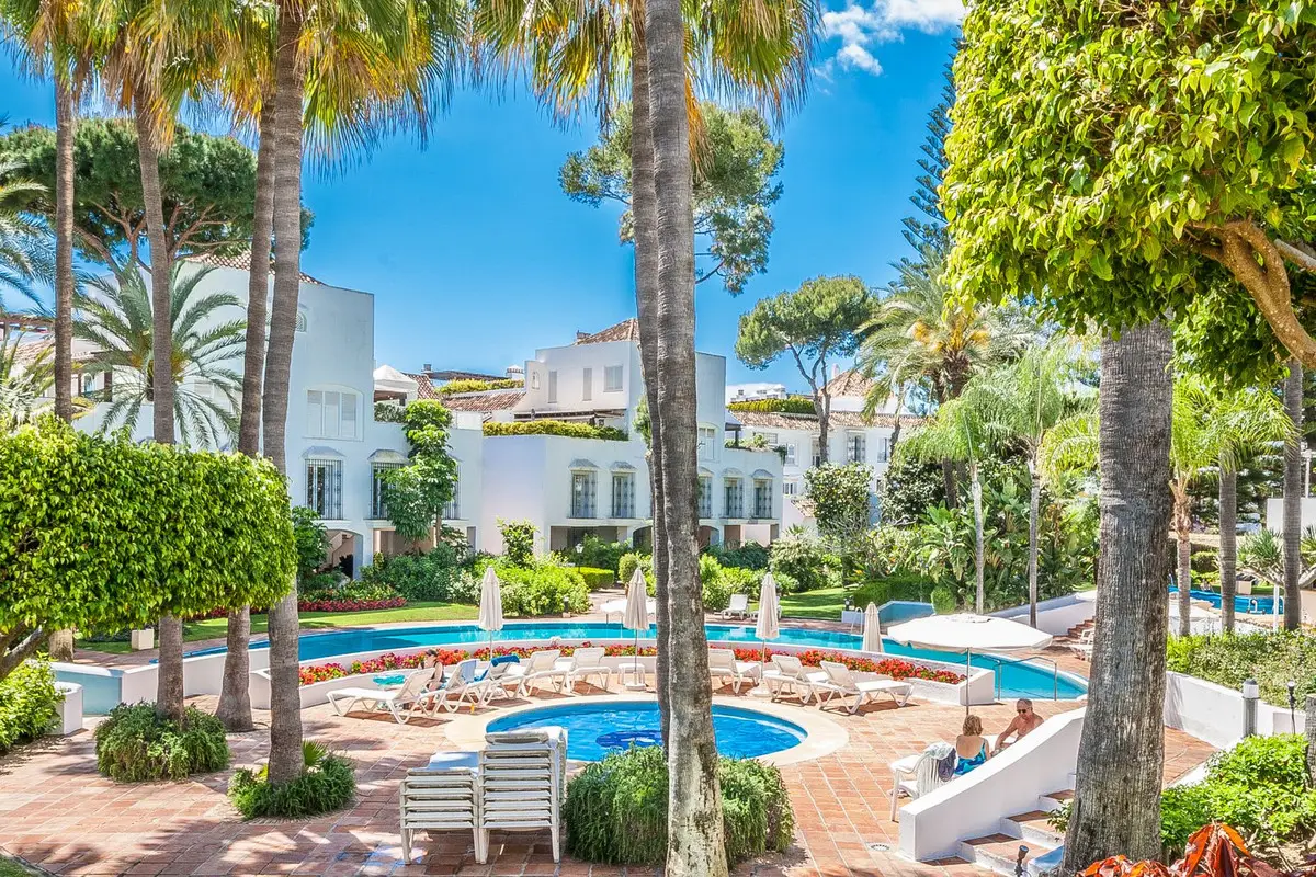 Middle Floor Apartment for sale in Elviria — photo 1