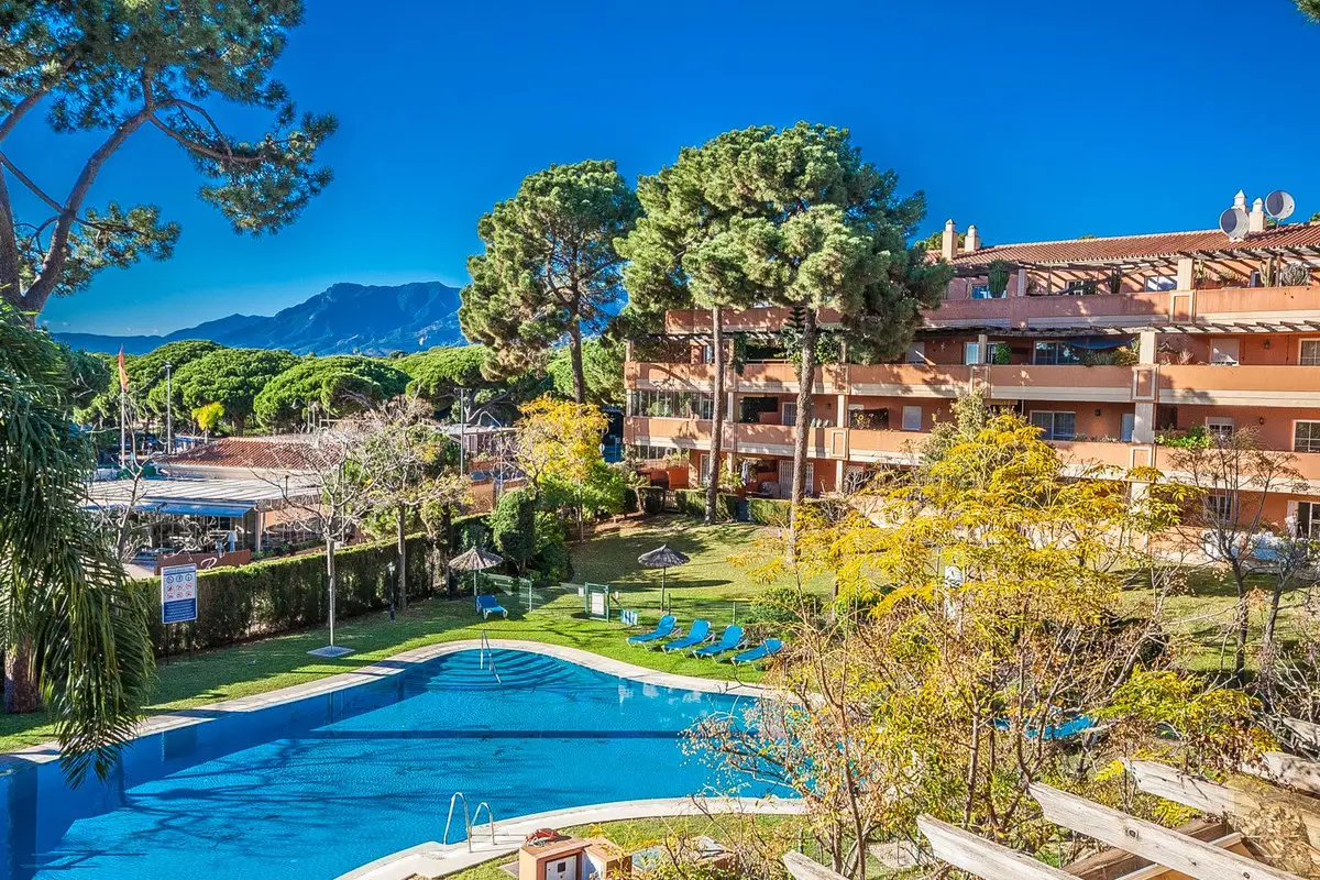 Middle Floor Apartment for sale in Elviria — photo 1