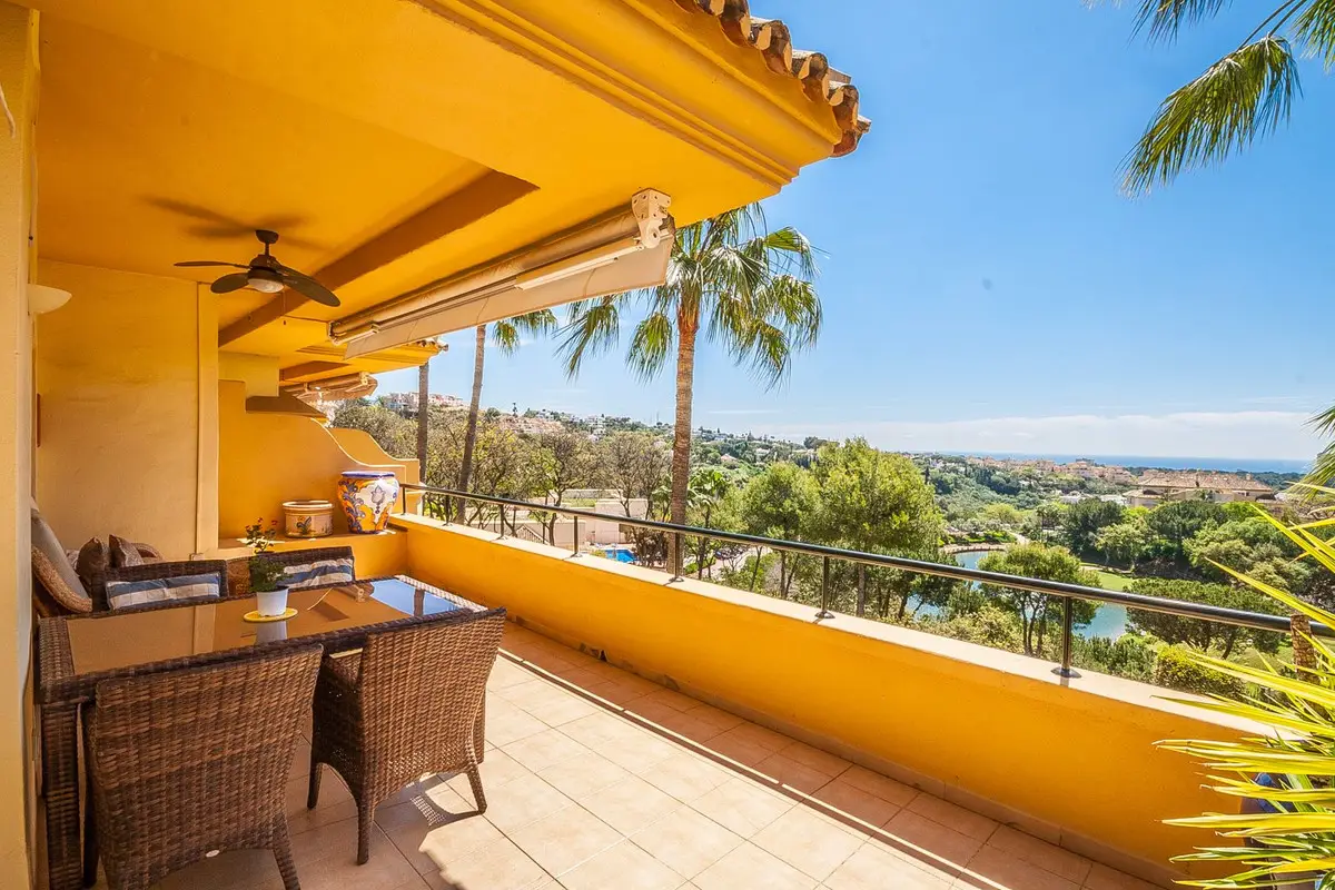 Middle Floor Apartment for sale in Elviria — photo 1