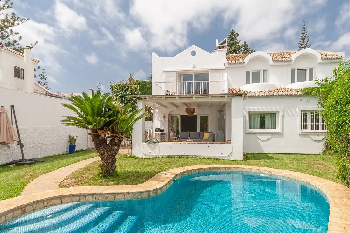 Fritliggende villa til salg i Elviria — foto 1