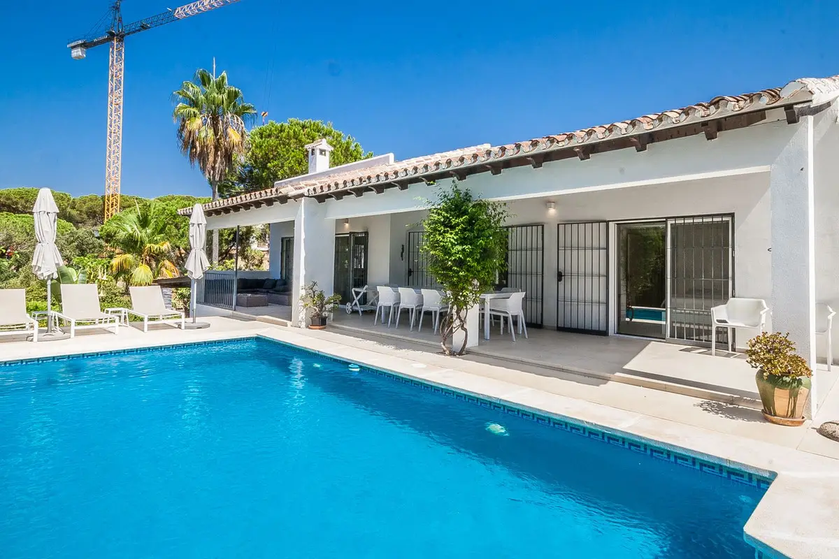 Detached Villa for sale in Elviria — photo 1