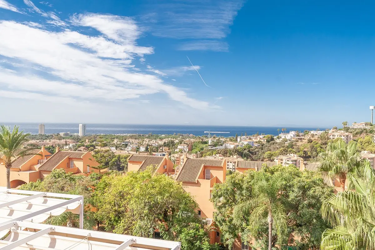 Penthouse for sale in Elviria — photo 1