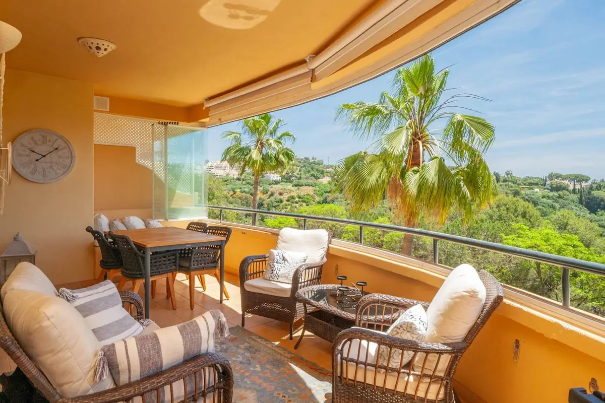 Middle Floor Apartment for sale in Elviria — photo 1