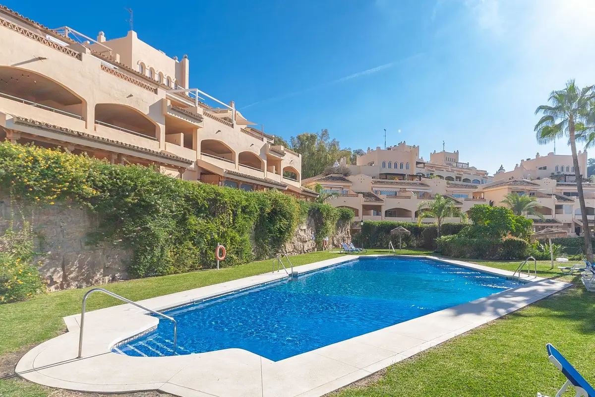 Middle Floor Apartment for sale in Elviria — photo 1